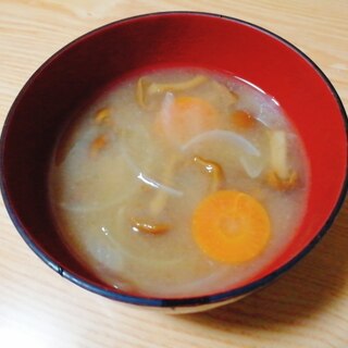 なめこと玉ねぎと人参の味噌汁